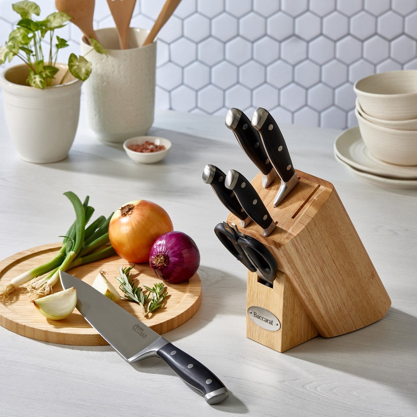 A square marble knife holder displays five sharp knives and scissors in acacia wood - Baccarat