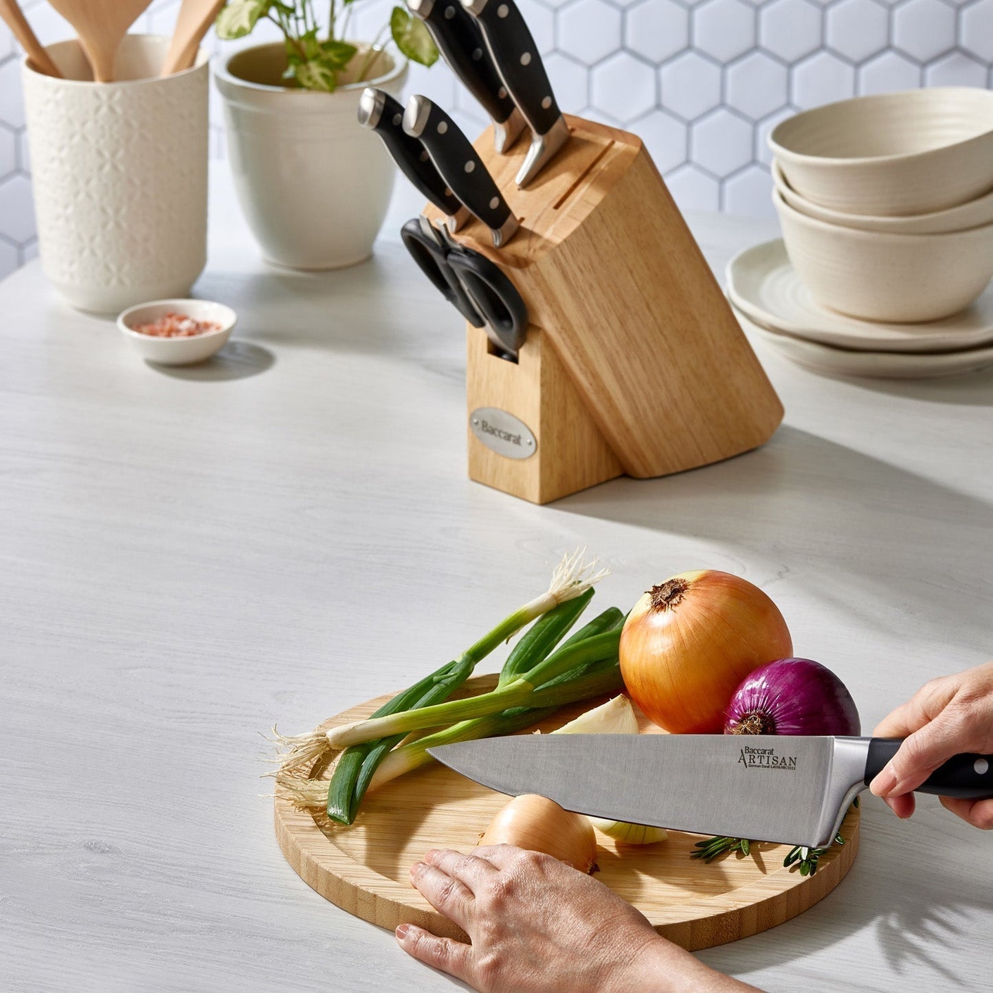 A square marble knife holder displays five sharp knives and scissors in acacia wood - Baccarat