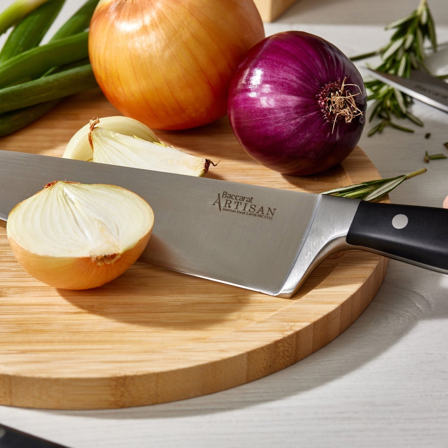 A square marble knife holder displays five sharp knives and scissors in acacia wood - Baccarat