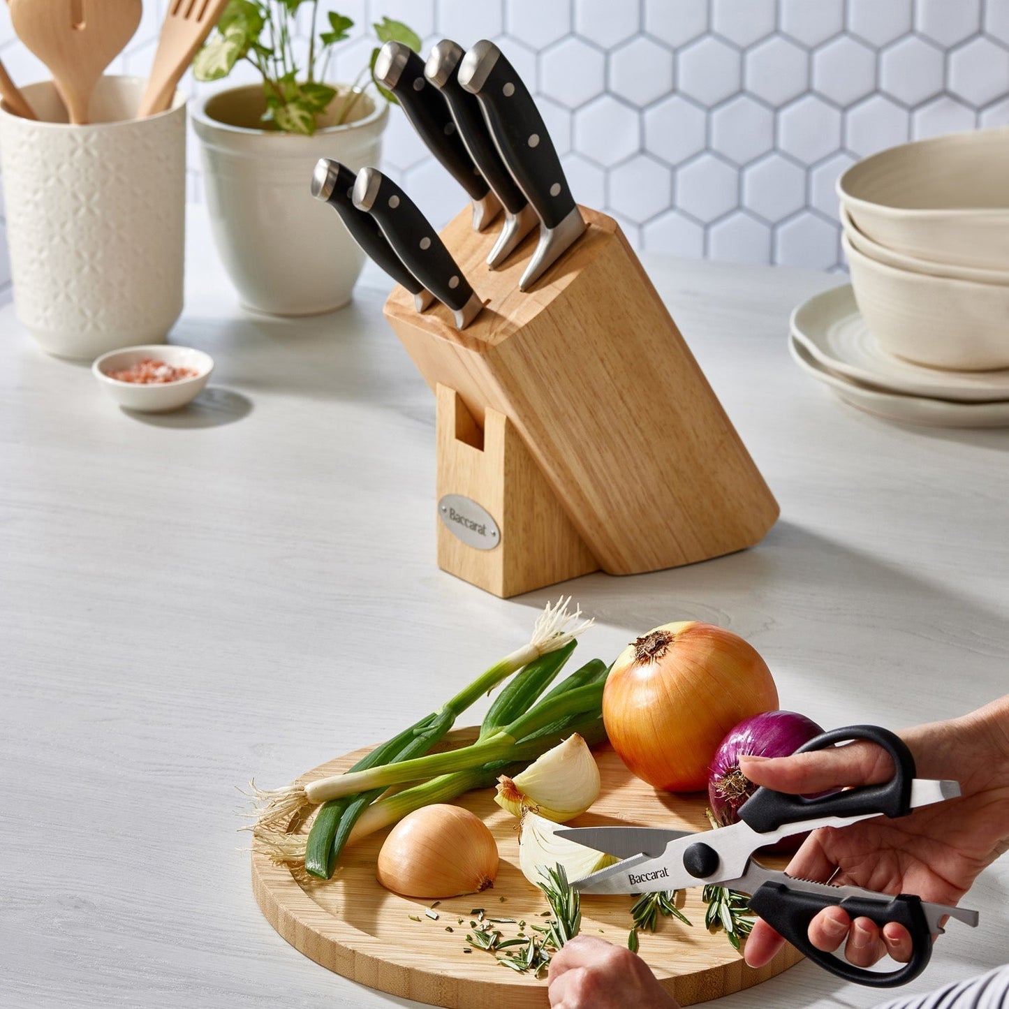 A square marble knife holder displays five sharp knives and scissors in acacia wood - Baccarat