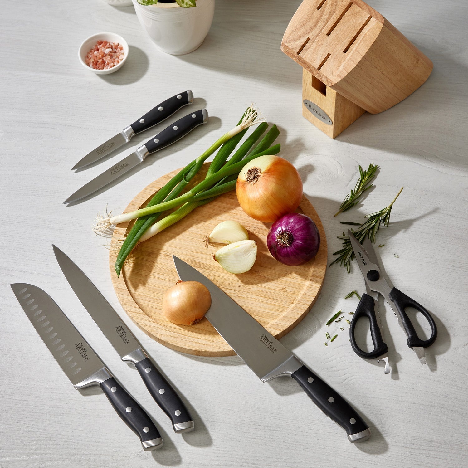A square marble knife holder displays five sharp knives and scissors in acacia wood - Baccarat