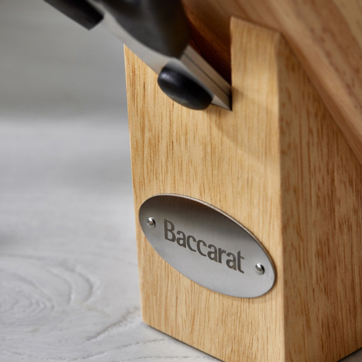 A square marble knife holder displays five sharp knives and scissors in acacia wood - Baccarat
