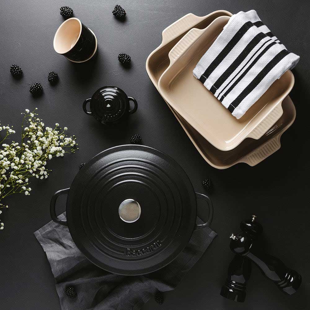 Elegant cast iron round french oven with white flowers and wood accents  - Baccarat Le Connoisseur
