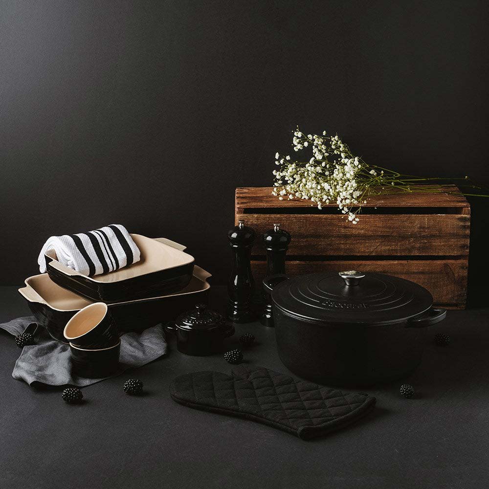 Elegant cast iron round french oven with white flowers and wood accents  - Baccarat Le Connoisseur