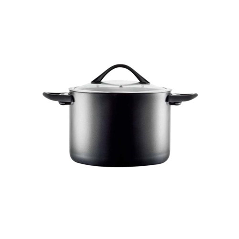 Round black stockpot with lid and bakelite handle filled with chopped carrots and greens - Baccarat