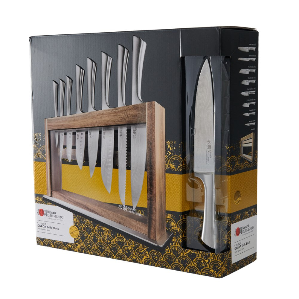 Slices of peaches on a wooden board next to a salad bowl and knives in the background - Baccarat