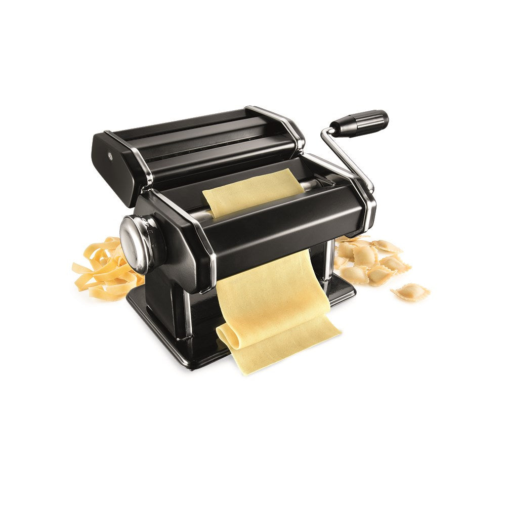 Black pasta maker with manual crank handle and shiny metallic rollers black pasta maker - Baccarat 