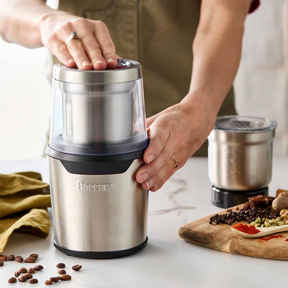 Flavour maker coffee spice grinder in stainless steel with spices on a wooden board - Baccarat